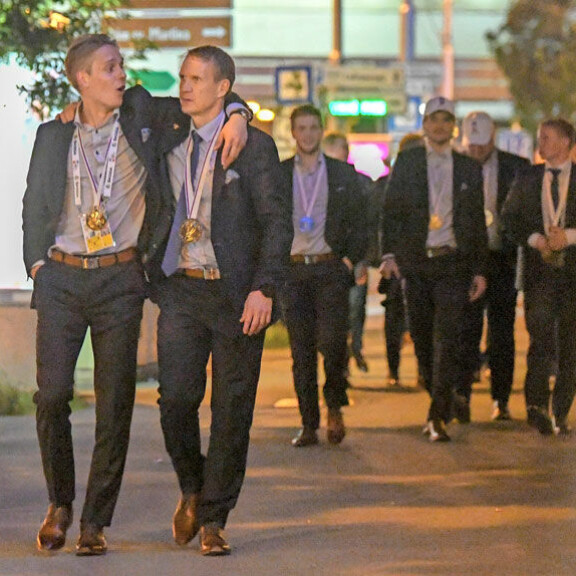 Huippuveskari Kevin Lankinen ja joukkueenjohtaja Mika 'Kölli' Kortelainen saapuivat illalliselle hyvissä tunnelmissa. Huippuveskari Kevin Lankinen ja joukkueenjohtaja Mika 'Kölli' Kortelainen saapuivat illalliselle hyvissä tunnelmissa.