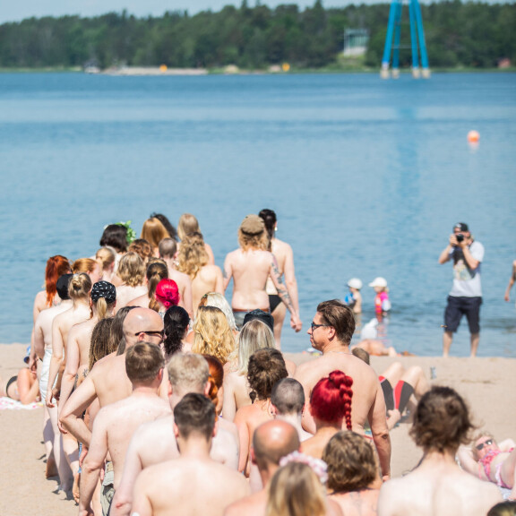 Tissiflashmob! Feministinen tempaus Helsingin Hietaniemessä vapautti nännit - kuvat! 22