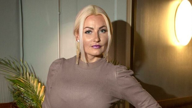Kovaäänistä ihmettelyä! Kohukaunotar Marika Fingerroos yllättyi Alkon kassalla! Marika Fingerroos