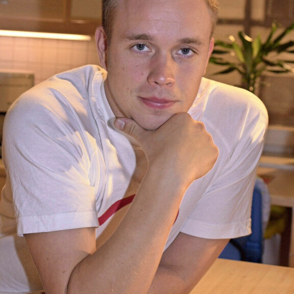 Tuomas näytteli Salatuissa elämissä vuosina 1999–2004, kunnes päätti lopettaa osittain julkisuuden takia. Tuomas näytteli Salatuissa elämissä vuosina 1999–2004, kunnes päätti lopettaa osittain julkisuuden takia.