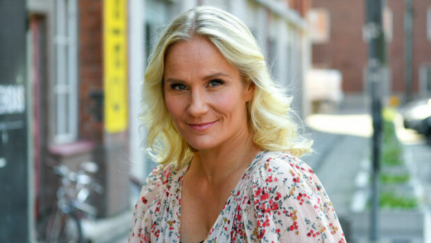Laura Malmivaara avautuu uutuussarjan kuvauksista: ”Välillä piti tosissaan purra hammasta!” Laura Malmivaara näyttelee Kellot soi -komediasarjassa.