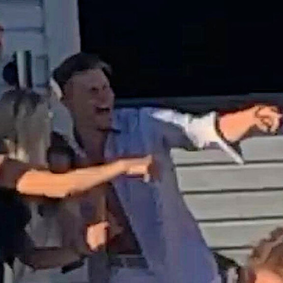 Monica ja Jesse ottivat ilon irti Oulun yössä tanssimalla Elastisen Anna sen soida -kappaleen tahtiin samalla. Monica ja Jesse ottivat ilon irti Oulun yössä tanssimalla Elastisen Anna sen soida -kappaleen tahtiin samalla.