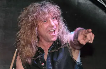Guns N’ Roses -legenda Steven Adler puukotti itseään ja päätyi sairaalaan!