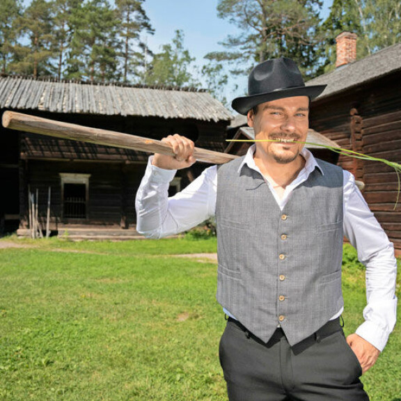 Tommi Soidinmäessä on paljon samaa kuin Tauno Palossa: raamikas ulkonäkö, pilkettä silmäkulmassa ja lahjoja sekä laulamiseen että näyttelemiseen. Tommi Soidinmäessä on paljon samaa kuin Tauno Palossa: raamikas ulkonäkö, pilkettä silmäkulmassa ja lahjoja sekä laulamiseen että näyttelemiseen.
