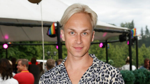 Putous-tähti Christoffer Strandberg haaveilee perheestä miehensä kanssa – ”Uskon, että minusta tulisi hyvä isä!” Christoffer Strandberg osallistui Pride-kulkueeseen.