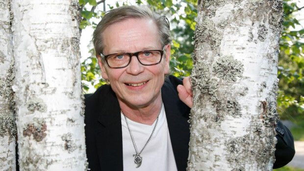 Iskelmälegenda Kake Randelin, 64, villitsee yhä naisia – ”Kai se kertoo siitä, etten ole variksenpelättimen näköinen!” Kake Randelin vetää tanssilavoja täyteen.