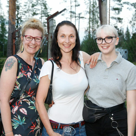 Terhi Lindqvist, Marika Marttila ja Nea Savikko olivat Kakesta fiiliksissä. – Hän on karismaattinen ja vetää biisinsä helvatin hyvin. Siinä on mies, joka ikääntyy tyylillä! Terhi Lindqvist, Marika Marttila ja Nea Savikko olivat Kakesta fiiliksissä. – Hän on karismaattinen ja vetää biisinsä helvatin hyvin. Siinä on mies, joka ikääntyy tyylillä!