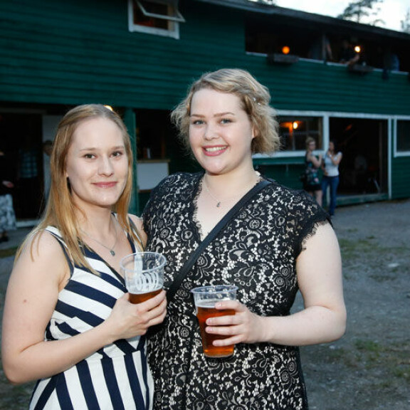 Netta Seppälä ja Heidi Niemistö näkivät Kaken livenä kolmatta kertaa. – Hän vetää niin paljon porukkaa, ja joka kerta on hauska meininki! Netta Seppälä ja Heidi Niemistö näkivät Kaken livenä kolmatta kertaa. – Hän vetää niin paljon porukkaa, ja joka kerta on hauska meininki!