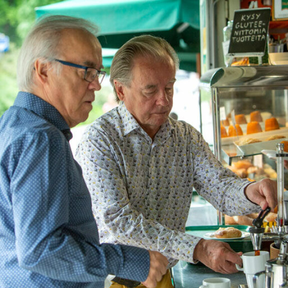 Ruohoset yrittävät syödä terveellisesti. – Mutta ei se helppoa ole, koska olemme kumpikin persoja makean perään! Ruohoset yrittävät syödä terveellisesti. – Mutta ei se helppoa ole, koska olemme kumpikin persoja makean perään!