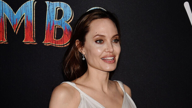 Oho! Angelina Jolie jätti rintaliivit kotiin ja törönännit varastivat huomion - Kuvat! angelina jolie