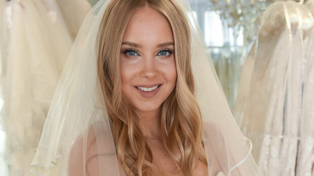 Sabina Särkän polttarit käynnistyivät! Poseerasi Seiskalle upeissa häämekoissa: 'Puku on jo valittu' - Kuvat! Sabina Särkkä