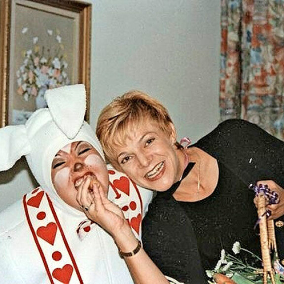 Kikan polttareissa 1997 Raija oli kaasona ja puki laulajatähden pupujussiksi. – Voi veljet, kun meillä oli hauskaa! Kikan polttareissa 1997 Raija oli kaasona ja puki laulajatähden pupujussiksi. – Voi veljet, kun meillä oli hauskaa!