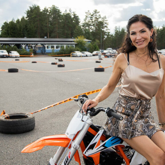Riina-Maija Palander on nähty viime kesästä lähtien läheisissä tunnelmissa useiden eri miesten kanssa. Kuva Matti Matikainen. (200807) -- Alastaro, August 7, 2020 – Riina Palander poses for the camera during KTM Family Day in Alastaro Circuit in Alastaro, Finland, 7. August 2020. (Matti Matikainen/Aller Media)