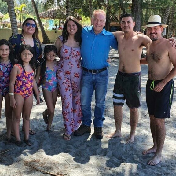 Teuvo asuu ystävänsä Manuelin (oik.) luona. Perheeseen kuuluu vaimo Eveline ja lapset Rebecca, Natalia ja Rocio. Kuvassa myös Manuelin veli Hector. Teuvo asuu ystävänsä Manuelin (oik.) luona. Perheeseen kuuluu vaimo Eveline ja lapset Rebecca, Natalia ja Rocio. Kuvassa myös Manuelin veli Hector.