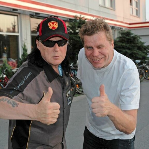 Sakke Järvenpää ja Mato Valtonen olivat aikoinaan näkyvä ja tunnettu kaksikko niin Helsingin yöelämässä kuin keikkapaikoilla ympäri Suomea. Sakke Järvenpää ja Mato Valtonen olivat aikoinaan näkyvä ja tunnettu kaksikko niin Helsingin yöelämässä kuin keikkapaikoilla ympäri Suomea.