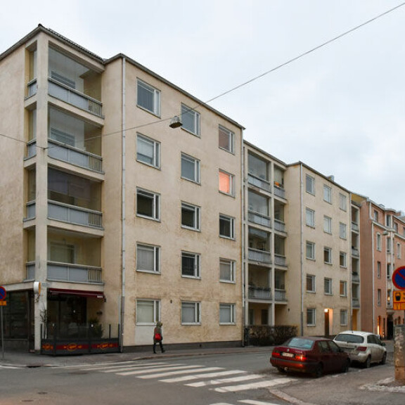 Pariskunta asuu Helsingin Kampissa. Pariskunta asuu Helsingin Kampissa.