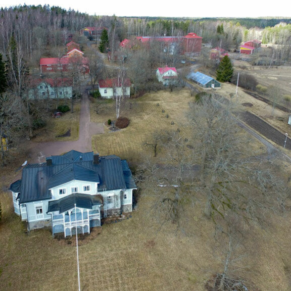 Antilla on 137 hehtaarin maatila Kaarinassa. Tontilla on useita rakennuksia. Sähköä tulee maneesin katon aurinkopaneeleista. Antilla on 137 hehtaarin maatila Kaarinassa. Tontilla on useita rakennuksia. Sähköä tulee maneesin katon aurinkopaneeleista.