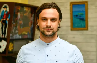 Salkkarit-komistus Mikko Parikka palasi koulun penkille – ”Kari Peitsamo vei opiskelukavereiden julkkishuomion!”