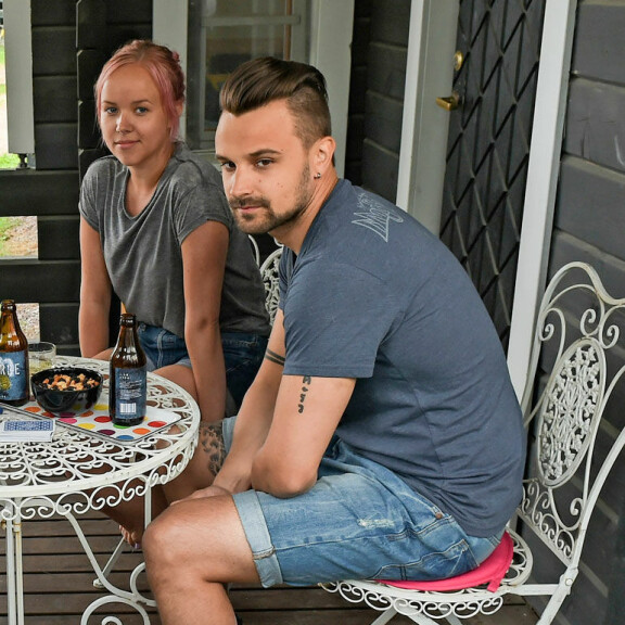 Mikko on naimisissa entisen Salatut elämät -tähden Sara Parikan kanssa. Pariskunnalla on kaksi pientä lasta. Mikko on naimisissa entisen Salatut elämät -tähden Sara Parikan kanssa. Pariskunnalla on kaksi pientä lasta.