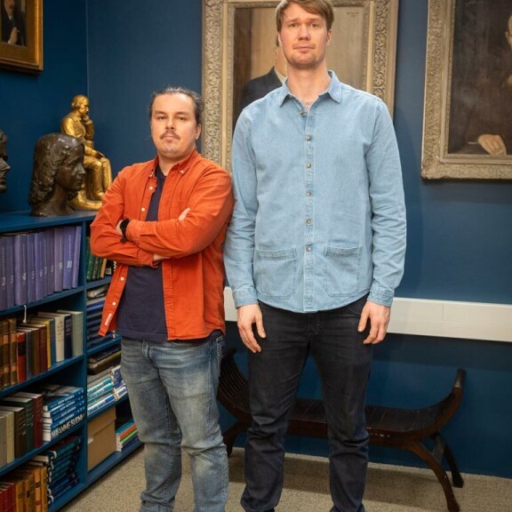 Nämä miehet ovat saman ikäisiä. Silti Seiskan 178-senttinen reportteri Eetu Ampuja näyttää lähinnä wookiee-vauvalta 211-senttisen Joonaksen rinnalla. Nämä miehet ovat saman ikäisiä. Silti Seiskan 178-senttinen reportteri Eetu Ampuja näyttää lähinnä wookiee-vauvalta 211-senttisen Joonaksen rinnalla.