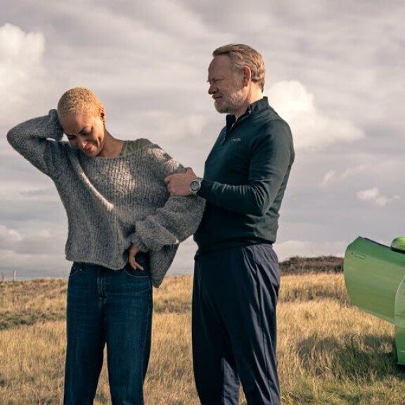Domen The Beast Must Die -sarja nähdään briteissä suoratoistopalvelu Britboxissa ja USA:ssa AMC:llä, joka on tehnyt muun muassa Breaking Badin ja Walking Deadin. Domen The Beast Must Die -sarja nähdään briteissä suoratoistopalvelu Britboxissa ja USA:ssa AMC:llä, joka on tehnyt muun muassa Breaking Badin ja Walking Deadin.