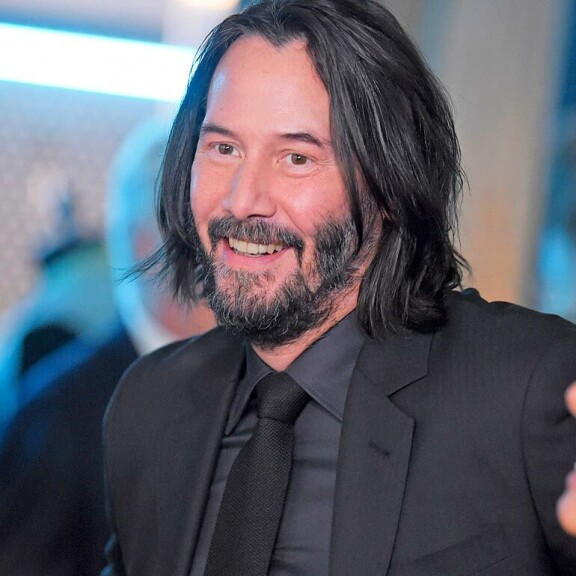 Kansainvälisten leffojen isot budjetit mahdollistavat tähtien käytön. Domekin oli jo samassa pöydässä Keanu Reevesin kanssa suunnittelemassa uutta leffaa. – Se kaatui budjetin karsimiseen, Dome harmittelee. Kansainvälisten leffojen isot budjetit mahdollistavat tähtien käytön. Domekin oli jo samassa pöydässä Keanu Reevesin kanssa suunnittelemassa uutta leffaa. – Se kaatui budjetin karsimiseen, Dome harmittelee.