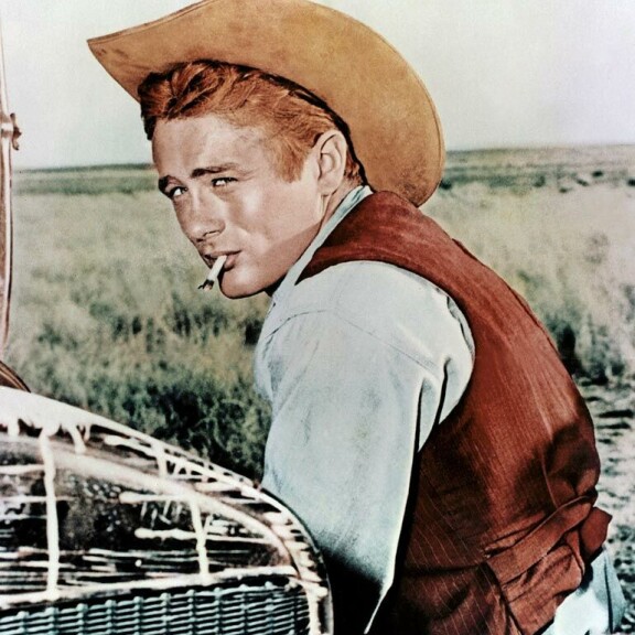 Maila Nurmen kerrottiin seurustelleen James Deanin kanssa, ja häntä syytettiin jopa tämän kuolemasta. Maila Nurmen kerrottiin seurustelleen James Deanin kanssa, ja hän- tä syytettiin jopa tämän kuolemasta.