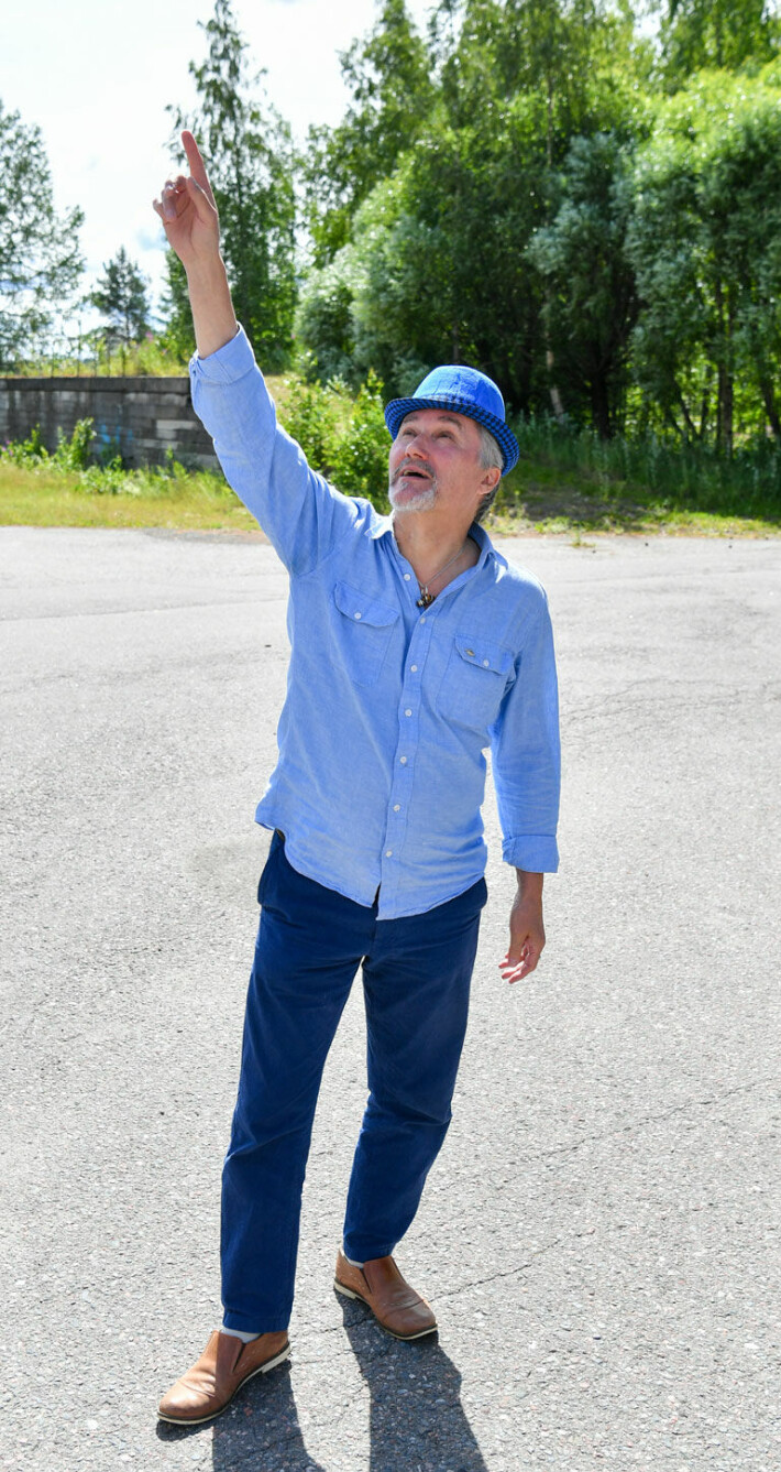 Kosminen yhteyshenkilö näyttää, mistä hänet kaapannut ufoalus tuli. Kosminen yhteyshenkilö näyttää, mistä hänet kaapannut ufoalus tuli.