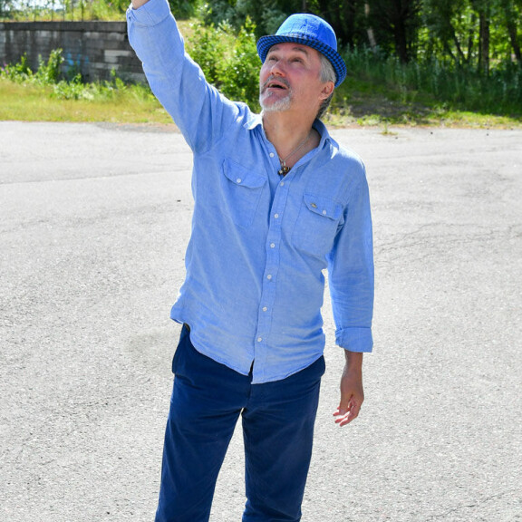 Kosminen yhteyshenkilö näyttää, mistä hänet kaapannut ufoalus tuli. Kosminen yhteyshenkilö näyttää, mistä hänet kaapannut ufoalus tuli.