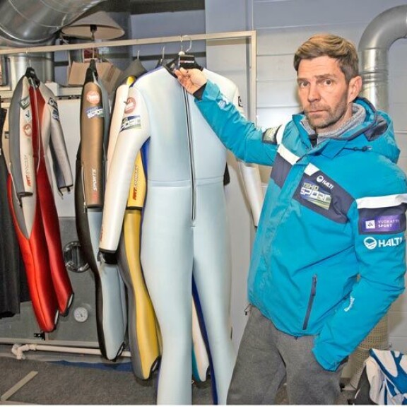 Mäkilegenda Janne Ahonen on tehnyt uraa myös kiihdytysautojen parissa. Mäkilegenda Janne Ahonen on tehnyt uraa myös kiihdytysautojen parissa.