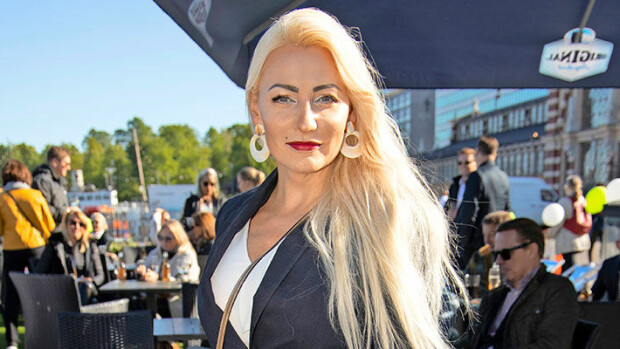 Jösses, mikä povipommi! Marika Fingerroos lokasutti leuat lomakuvallaan: ”No johan siellä nyt pullistellaan” – katso! Marika Fingerroos