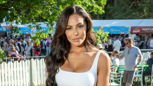 Paljastavat kuvat! Näin Sofia Belórf piiloutui auton takapenkille matkalla oikeudesta vankilaan – Seiskan valokuvaaja tallensi kohukaunottaren! Sofia Belorf piilottautui kuvaajilta.