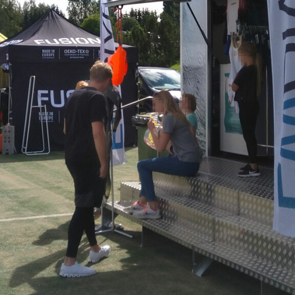 Kun Martina kävi lauantaina triathlon-kilpailua Joroisissa, Stefan tutustui kisa-alueen kauppoihin. Kun Martina kävi lauantaina triathlon-kilpailua Joroisissa, Stefan tutustui kisa-alueen kauppoihin.