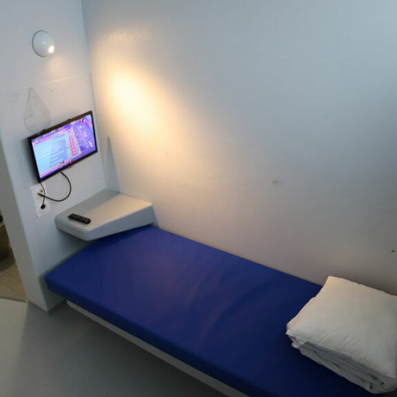 Poliisin mukaan selliin saa television niin halutessaan. Poliisin mukaan selliin saa television niin halutessaan.