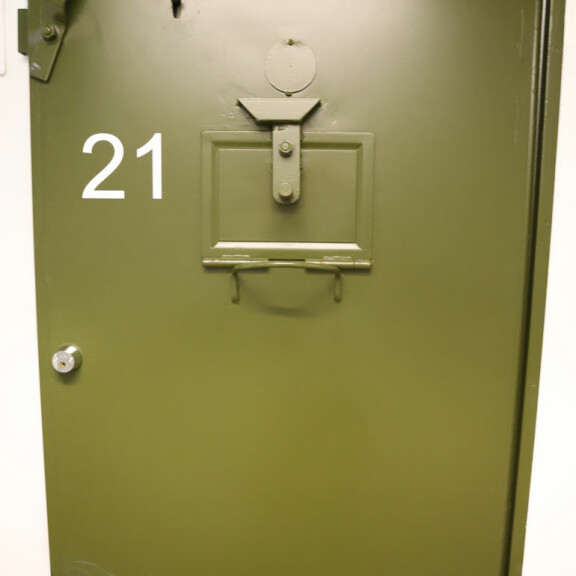 Sofia saa selliin ruokansa oven luukusta. Sofia saa selliin ruokansa oven luukusta.