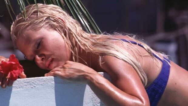 Paljasta pintaa paratiisisaarella! Linda Lampenius otti Seiskan vastaan Tahitilla – katso viulistikaunottaren rohkeat poseeraukset vuodelta 2002! Linda Lampenius