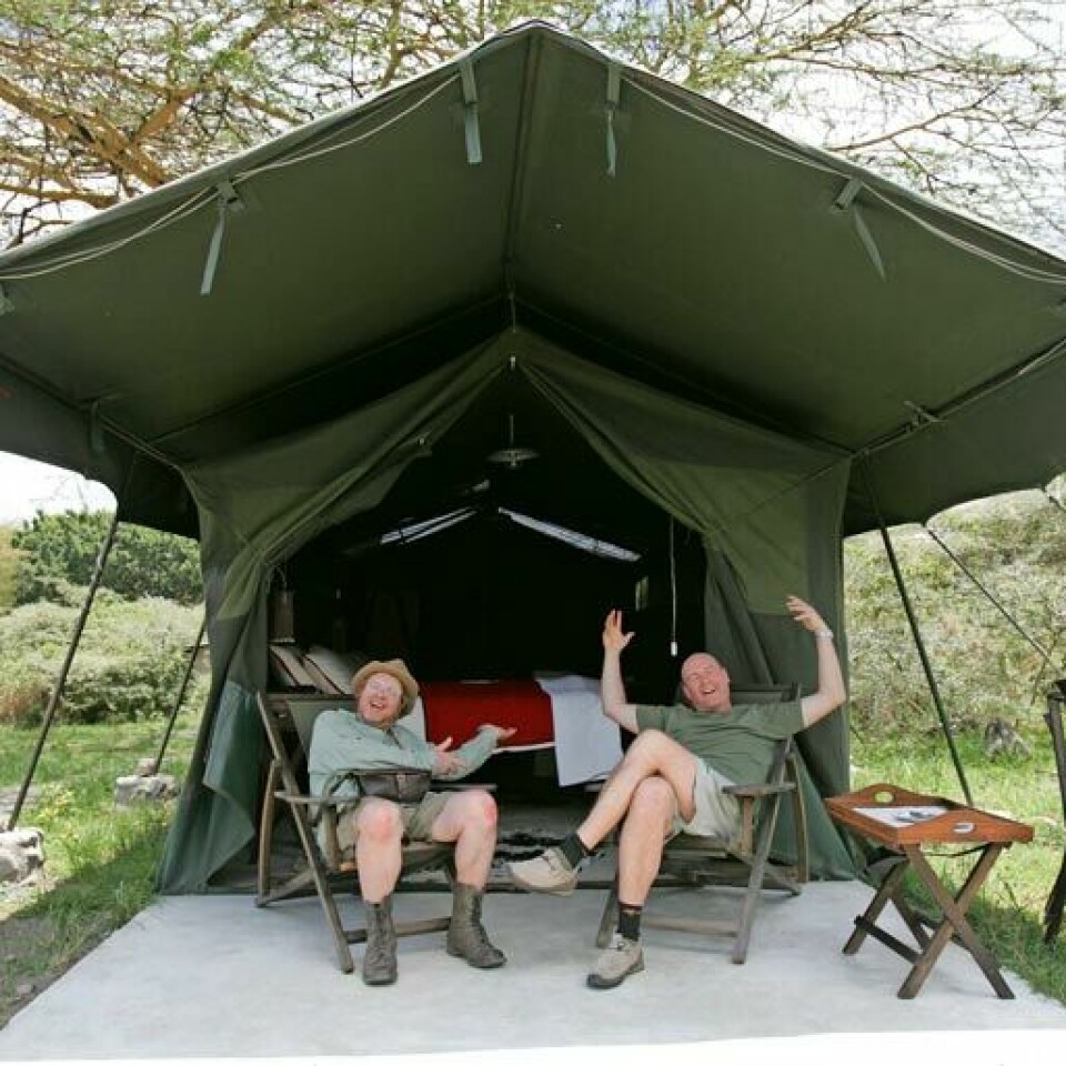 Kummelit asuivat vanhassa armeijateltassa. Puusee sekä suihku sijaitsivat teltan takana.