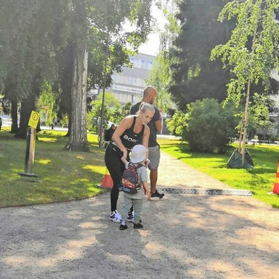 Mikkelissä pysähtynyt tivoli sai julkkisvieraita, kun Jere, Nanna ja Jax-poika viihtyivät huvipuistoalueella. Mikkelissä pysähtynyt tivoli sai julkkisvieraita, kun Jere, Nanna ja Jax-poika viihtyivät huvipuistoalueella.