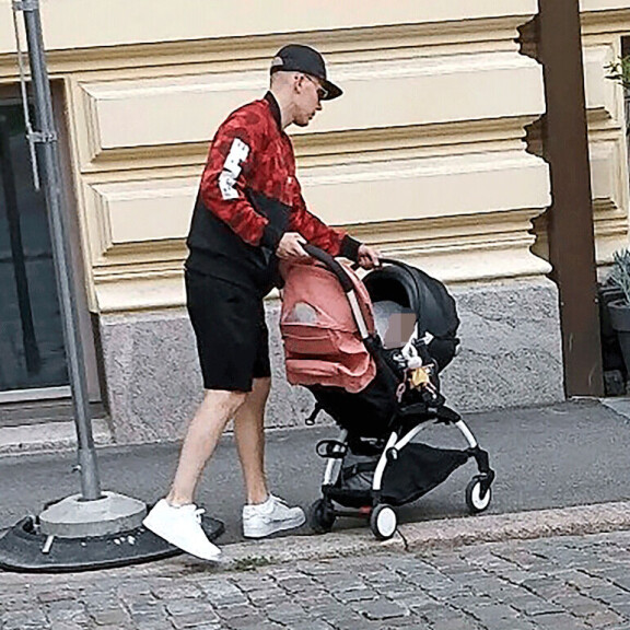 Laatuaikaa! Räppäri Elastinen ulkoilutti tytärtään ja pinkkiä hoitolaukkua Helsingin ökyalueella – kuva! Elastin