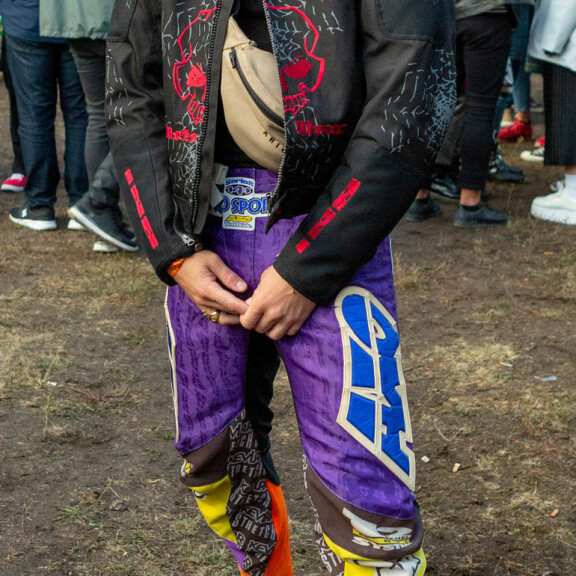 Täydellinen kesämies ja värien sekamelskaa – Seiskan muotipoliisi ruotii julkkisten festarityylin! Benjamin Peltonen