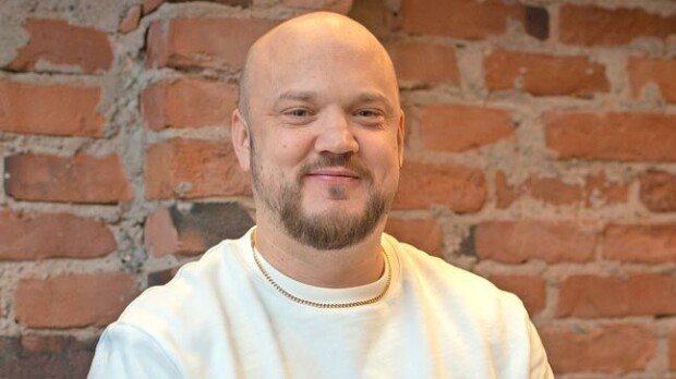 Avointa kaulailua! Pyhimys viihtyi näyttävän blondin seurassa – kuva