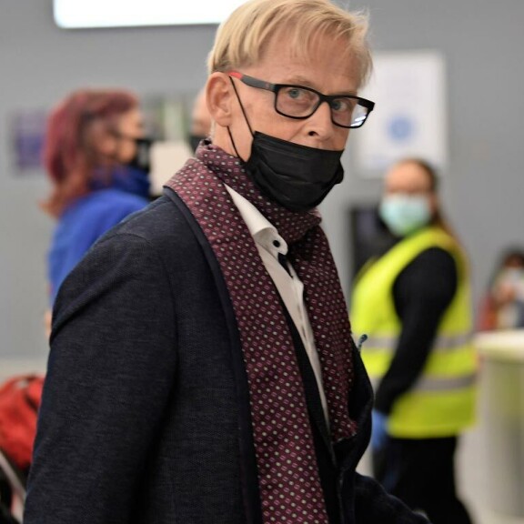 Topi oli pukeutunut tavoilleen uskollisesti tyylikkäästi, mutta liikemies oli unohtanut peittää tuulenhalkaisijansa maskilla! Topi oli pukeutunut tavoilleen uskollisesti tyylikkäästi, mutta liikemies oli unohtanut peittää tuulenhalkaisijansa maskilla!