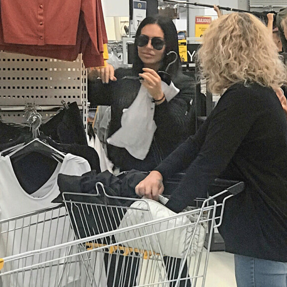 Sofia ihasteli vaatteita Tuurin kyläkaupassa. Sofia ihasteli vaatteita Tuurin kyläkaupassa.