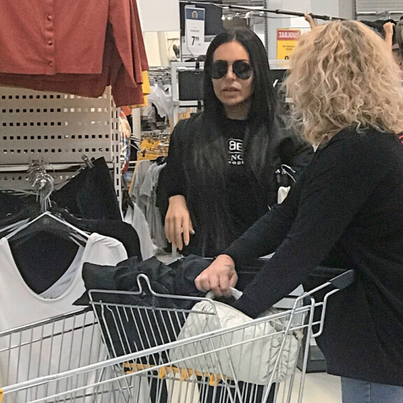 Onko tässä kuvassa oikealla Sofian äiti? Sofia ja seuralainen kiertelivät pitkän tovin Vesa Keskisen Kyläkaupassa. Sofia ja seuralainen kiertelivät pitkän tovin Vesa Keskisen Kyläkaupassa.