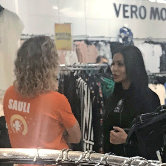 Sofia rupatteli Tuurissa Sauli Koskisen kanssa. Kohukaunottaren ex-mies Niko Nousiainen on Saulin hyvä ystävä. Sofia