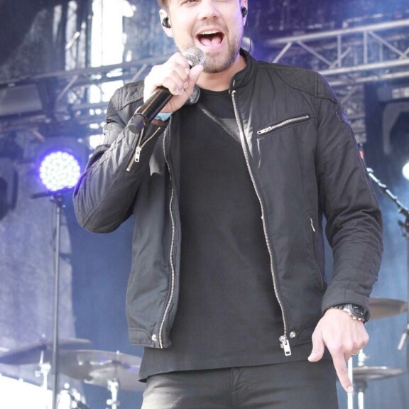 Antti tuli tunnetuksi Neljänsuoran solistina. Antti tuli tunnetuksi Neljänsuoran solistina.