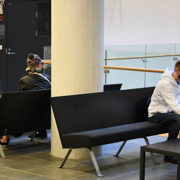 Susanna Indrén ja Samuli odottivat Helsingin käräjäoikeudessa saliin pääsyä vierekkäisillä penkeillä lokakuussa 2020. Kuva: Panu Hörkkö samul ja susanna