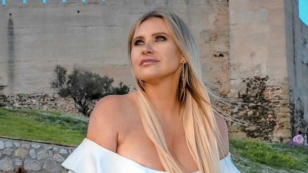 Laulajakaunotar Johanna Kuvaja kuvaa rohkeaa musiikkivideota Espanjan lämmössä – ”Sitä voisi hyvin kutsua K18-videoksi” Johanna Kuvaja
