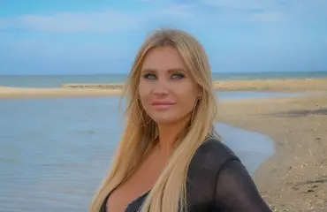 Rahoitus alastonkuvilla! Laulajakaunotar Johanna Kuvaja teki uuden kappaleensa Lontoossa huipputuottajan kanssa: Seksi myy aina! 