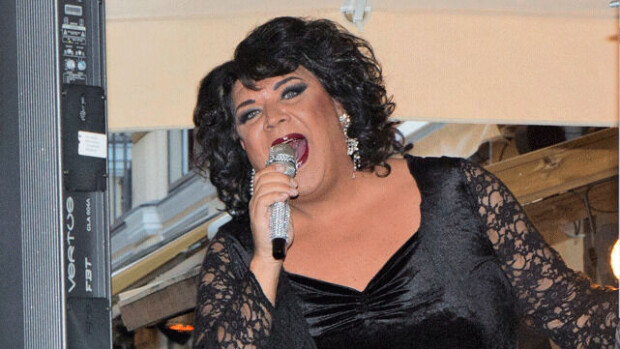 Drag-artisti Mega-Paula on kiertänyt lavoja jo 40 vuotta – ura alkoi kolmesta illasta vaasalaisravintolassa: ”Ihmiset eivät uskaltaneet taputtaa!” Mega-Paula